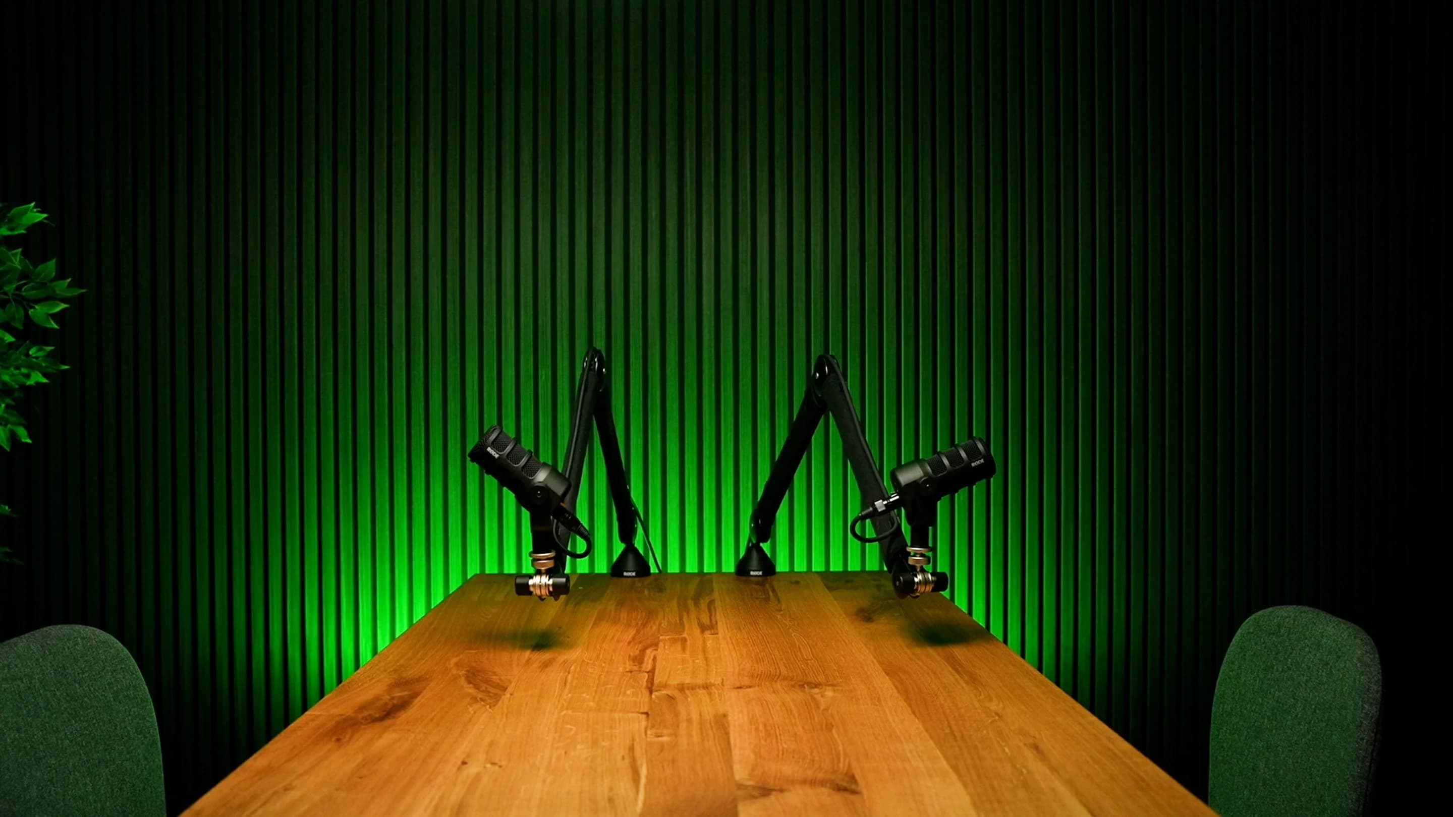 Scéna dubový stůl